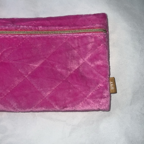 Ipsy Rose Pink Velvet Quilted Wristlet With Gold Strap And Zipper NWOT - Picture 2 of 3